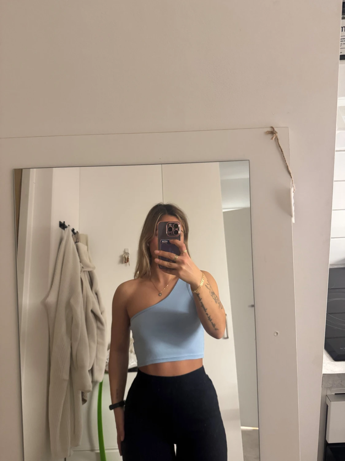 Ljusblå oneshoulder croppad topp