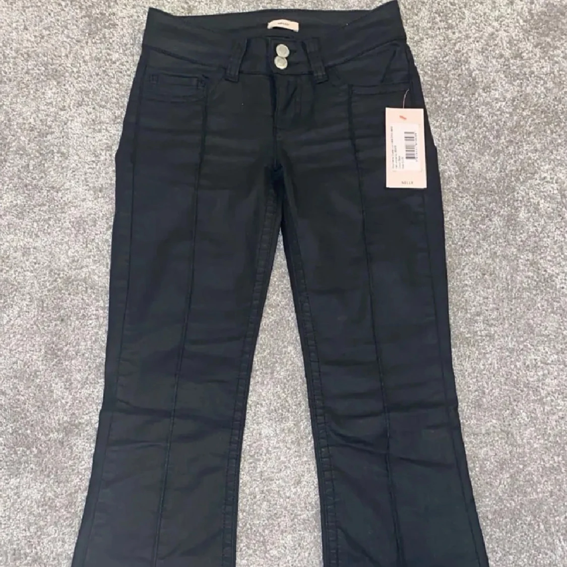 Svarta bootcut byxor med pressveck - 1