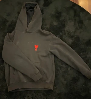 ami paris hoodie - En svart Ami Paris tröja. En elegant och ett stilrent alternativ till dig som har en avslappnad stil😀 Tröjan ser smutsig ut för jag har en dålig kamera