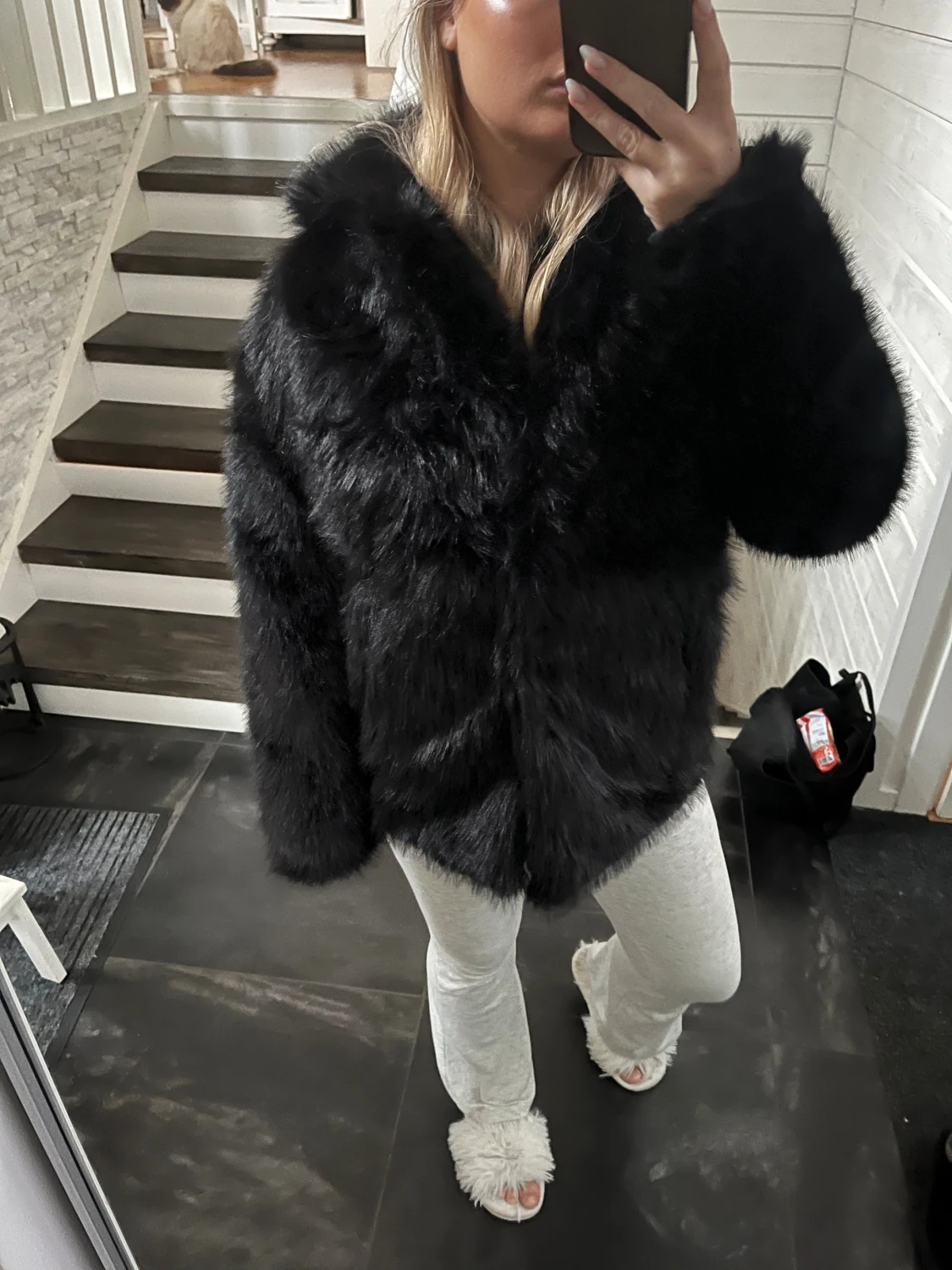 Svart pälsjacka med oversized passform - 2