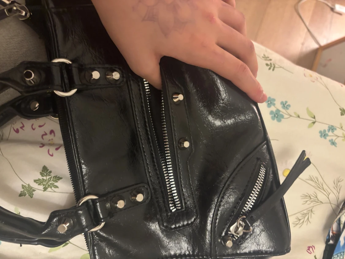 Svart handväska med dragkedjor - 4