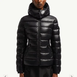 Moncler bady jacka  - Säljer en svart pufferjacka från Moncler med glansig finish, nyskick inga hål inga defekter över huvudtaget. Använd 2-3 gånger. Skriv för fler bilder 🌸
