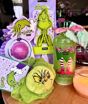 The Grinch badbomb & badskum set - The Grinch presentset med badbomb, badskum 500 ml, showerpuff & hårborste (höjd 22 cm). Allt är dekorerat med The Grinch-motiv och färgglada förpackningar, perfekt som julklapp eller till klappleken.  