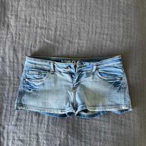 G-star raw lågmidjade jeansshorts - Säljer ett par unika och snygga jeansshorts med låg midja från G-star RAW och finns inte att köpa längre. De är i storlek w30 och passar perfekt på mig som vanligtvis har M/38. Materialet är hyfsat stretchigt och jätteskönt. Perfekt inför sommaren!