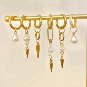 Örhängen guld - Laika!!💕🥰💌egengjorda örhängen i rostfritt stål. 129 kr/par, 139 kr/ glittrigt par. December deals så långt lagret räcker. Överrasknings julkit med 6 par örhängen för 350, värde 789. Och 3 för 2 på utvalda örhängen 