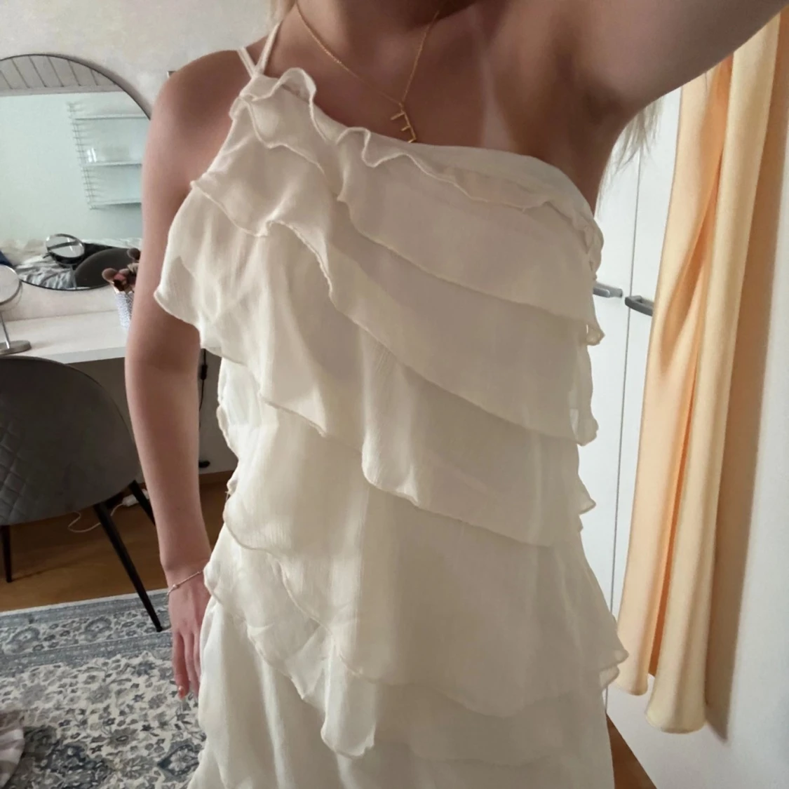 Vit omlottklänning med volanger - 1