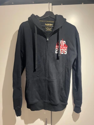 Sweden rock hoodie 2025 - Sweden rock VIP hoodie från 2025 års festivalen. Har kramat kändisar i den, tex golaren 😄👌Inte använd efter det