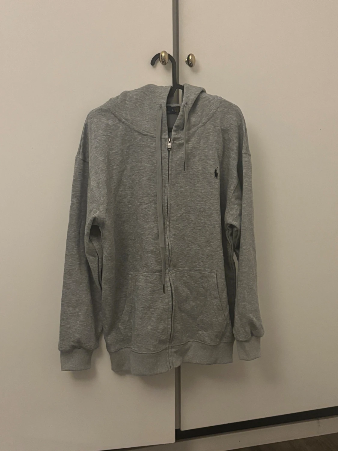 Grå hoodie från Polo Ralph Lauren - 2