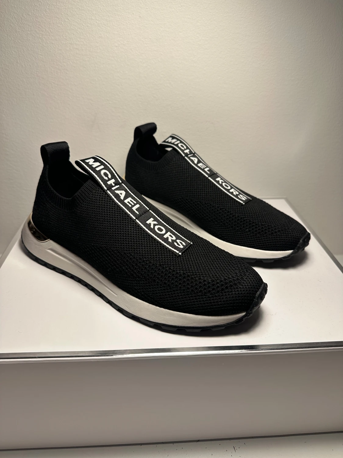 Svarta slip-on sneakers Michael Kors