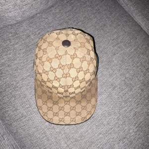 GG keps canvas  - GG-keps beige använd i ungefär 1 månad passar med många outfits och sitter skönt.