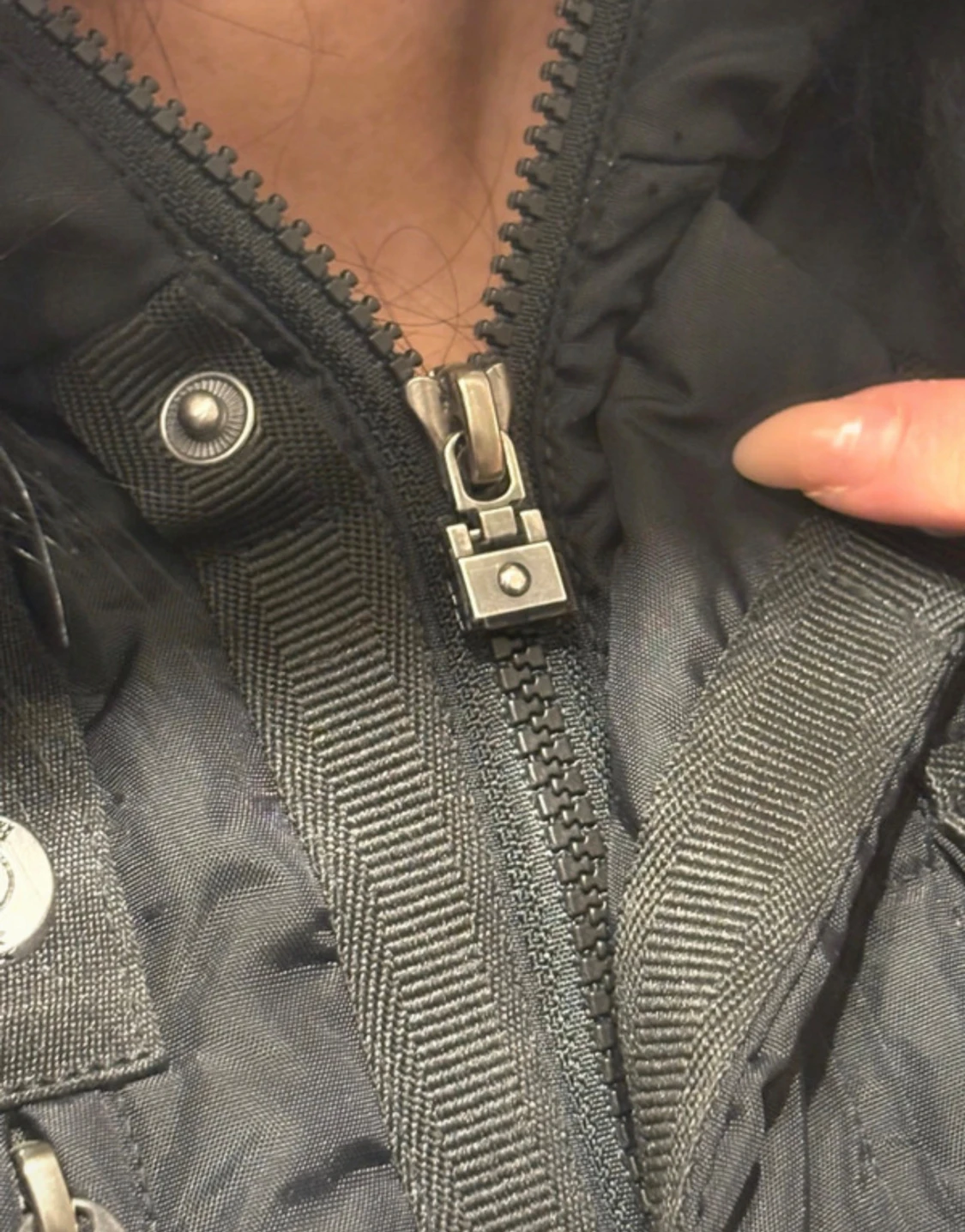 Svart pufferjacka med pälsluva - 6