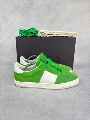 Valentino flycrew sneaker - –  Condition: 9/10 - all spikes are still on  –  What is included: Box, dustbag & extra laces  –  Retail price: 7420 kr