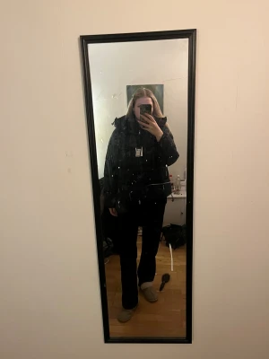 Svart pufferjacka med huva, S - Säljer en matinblå pufferjacka från Lager 157 storlek S. Jackan har en stor, mysig huva, dragkedja framtill och två sidofickor med dragkedja. Modellen är loose fit och passar perfekt när det är kallt ute. Jackan är tillverkad i syntetmaterial och har snörning nedtill för att justera passformen. Helt ny och oanvänd 