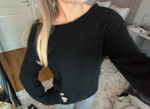 Mohair tröja - Svart stickad mohair tröja som är off shoulder🤍