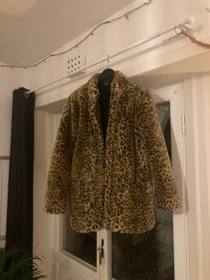 Leopardmönstrad pälsjacka Gina Tricot - Säljer en fluffig och snygg pälsjacka från Gina Tricot i storlek 36.  Sparsamt använd. Perfekt för dig som vill sticka ut och hålla dig varm under höst och vinter.