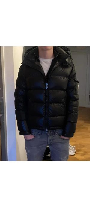Moncler Maya - Stilren Moncler maya jacka i mycket bra skick, inga defekter eller hål. Jackan håller värmen bra och passar till allting. Det är bara att fråga ifall du har någon fråga! 🙏💫