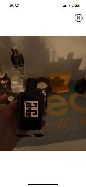 Stilren Givenchy parfymflaska - Snygg parfym från Givenchy med modern design. Perfekt för dig som vill sticka ut med en exklusiv touch. Passar dig som gillar trendiga accessoarer och vill ha något extra i samlingen.