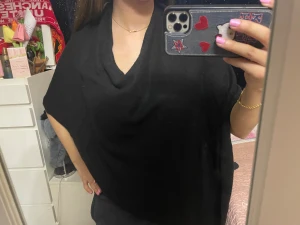 H&M’s svart stickad poncho :) - Svart stickad poncho från H&M Divided med lös och oversized passform. Ponchon har en mjuk, draperad halsringning och är ärmlös vilket gör den enkel att slänga över en topp. Perfekt för lager-på-lager och chill stil. Materialet är stickat och känns skönt mot huden :)