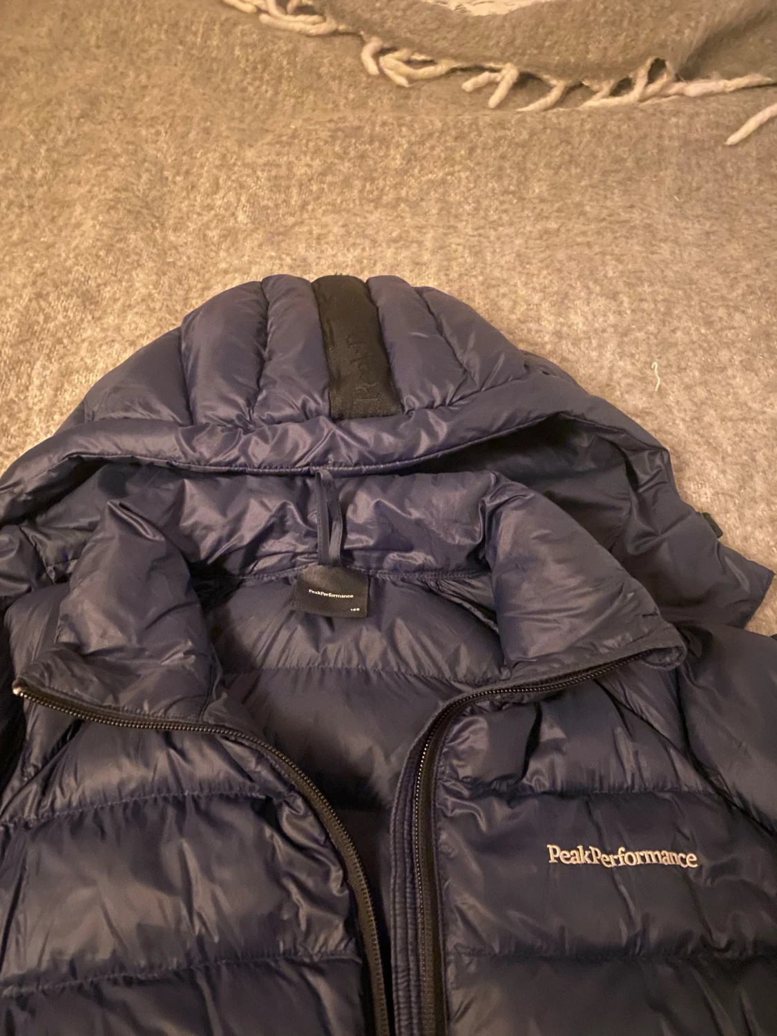 Mörkblå Peak Performance dunjacka - 2