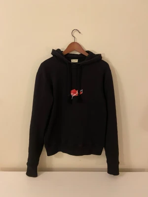 Saint Laurent Paris Hoodie - Väldigt unik saint Laurent Paris hoodie storlek M  FW17 Slow kissing Hoodie   100% ÄKTA (olagligt att sälja fakes)  Priset kan prutas vid en snabb affär.  Fraktar inom 24timmar  Modellen är 182cm och väger 67kg  Vid frågor eller funderingar skriv till mig ☺️