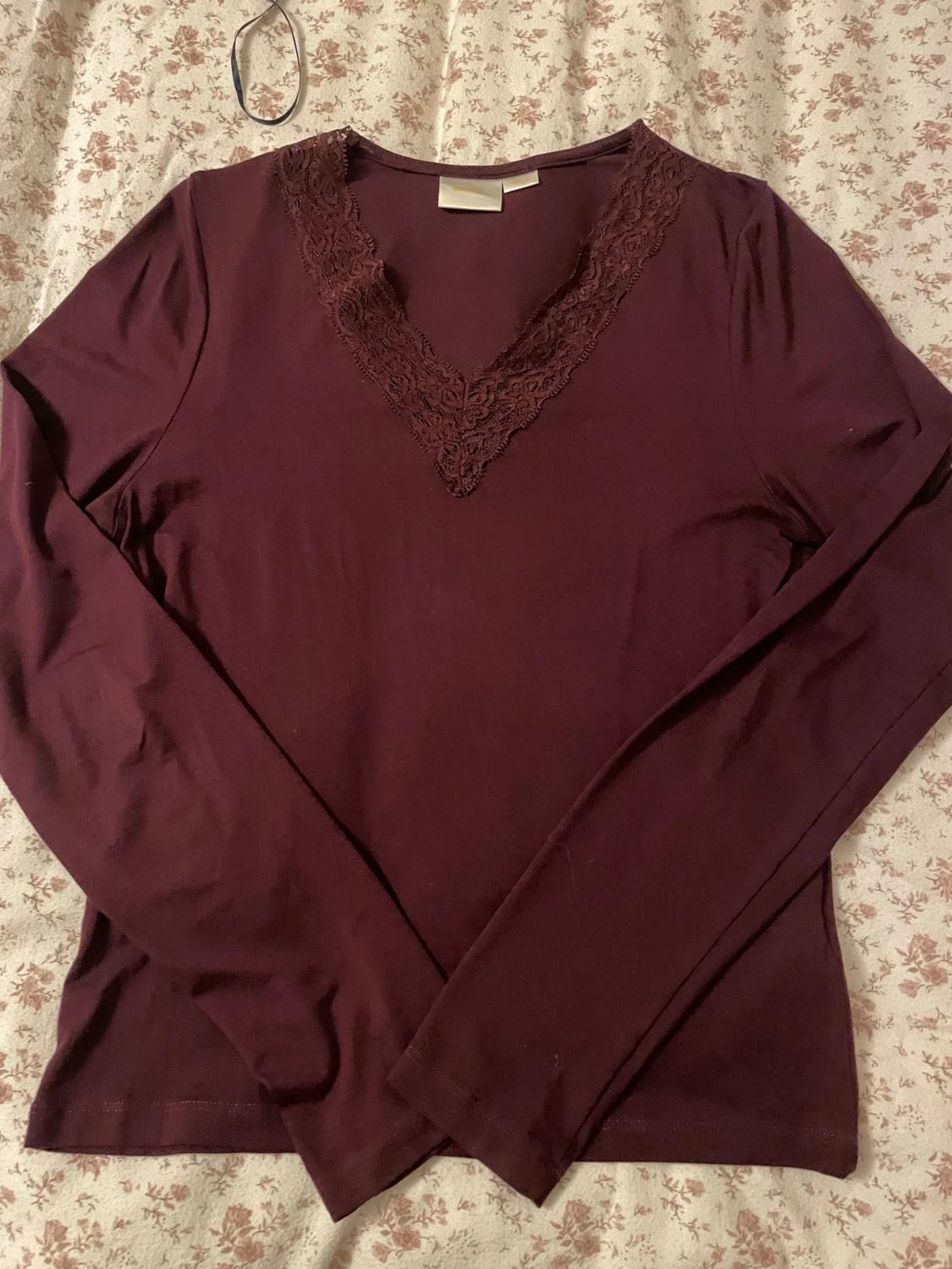 Vinröd långärmad topp från Gina Tricot