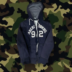 Abercrombie Hoodie  - Riktigt snygg hoodie från Abercrombie & Fitch i storlek L. Passformen motsvarar ungefär L/M. De flesta slitningarna är fabriksgjorda och en del av designen. Den har tyvärr ett hål i luvan, Bild på sista sliden.  Överlag i bra skick. PS: Det är en dammodell, men det märks inte passformen