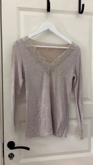 Intimissimi tröja med spets  - Fin spetströja från intimissimi, sparsamt använd och inga synliga repor eller fläckar, skriv för fler bilder eller mått💓