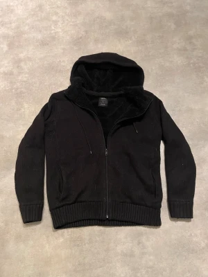 Stickad cardigan med päls - Storlek L , på bild 185 gott skick. 