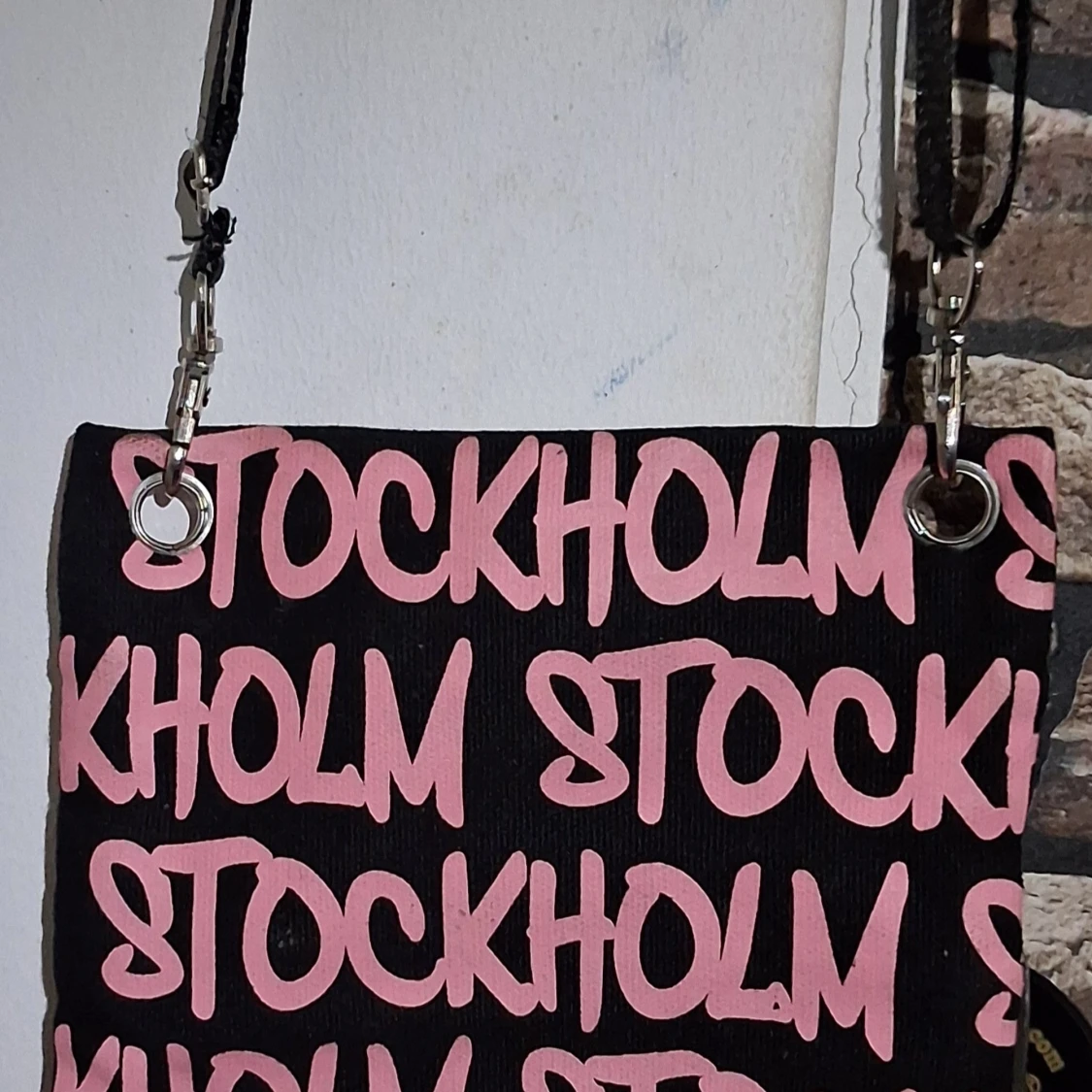 Svart axelväska med rosa text- Robin Ruth  - 1