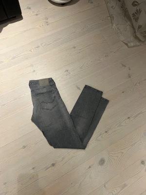 Grå jeans Jack & Jones - Snygga grå jeans Jack & Jones som är så gott som nya! Storlek 31/34 i slim fit/glenn