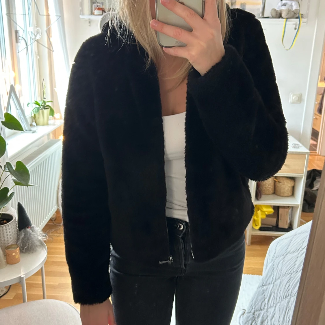 Svart pälsjacka från ONLY med huva