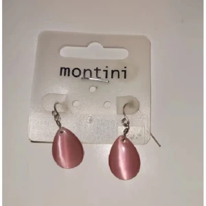 Örhängen  - Örhängen som inte är använda. 30 kr + 1kr frakt (portokod, om så önskas), köparen står för frakten💕