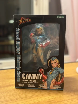 Cammy - Street fighter statue - Av det japanska företaget: Kotobukiya. Värdefull högkvalite samlarobjekt. Cammy i hennes outfit från spelet Street Fighter alpha 3. 