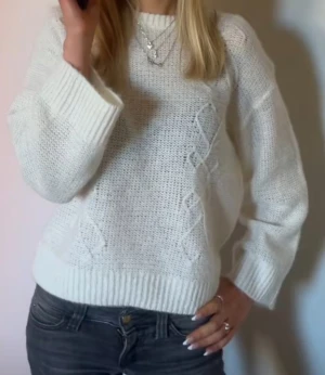 Vit stickad tröja med kabelmönster - Säljer en vit stickad tröja med snyggt mönster. Den är från Gina tricot young i storlek 158/164 vilket motsvar xs. Säljer då den inte längre kommer till användning. Pris kan sikuteras🩷