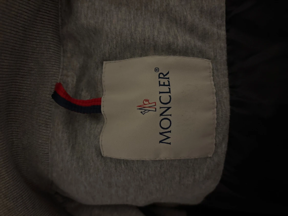 Marinblå vindjacka från Moncler med huva - 3