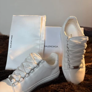 Vita arenas - Helt nya arenas, kommer med dustbag, box m.m. Otroligt snygga skor som trender i evigheter. Storlek 42. Skickar snabbt, skriv vid minsta fråga🔥🔥🔥