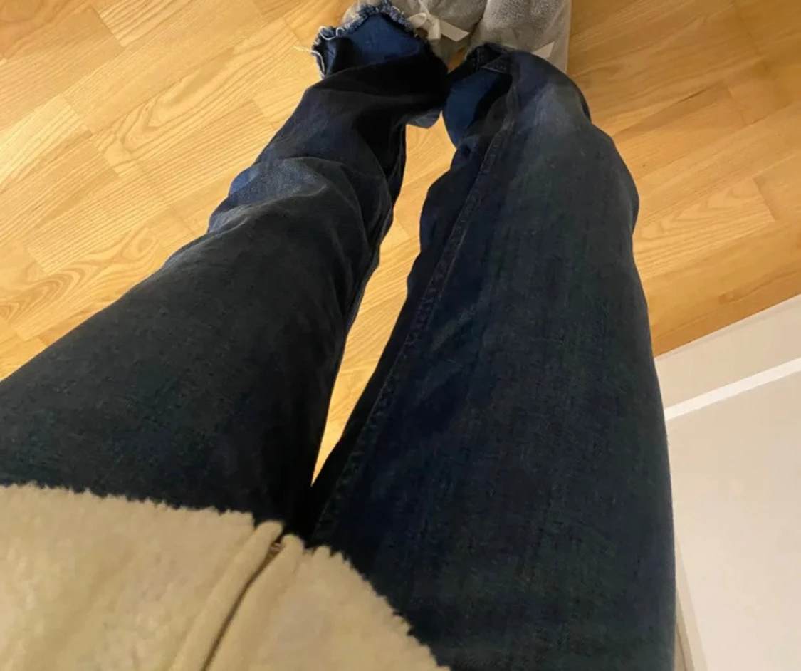 Mörkblå bootcut jeans från Mango - 1
