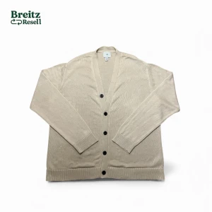 Beige kofta med knappar - Beige stickad H&M kofta med svarta knappar som använts en del men fortfarande i bra skick        Storlek M