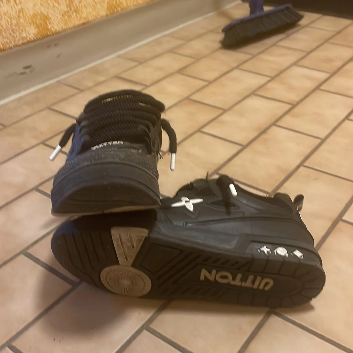 Svarta Louis Vuitton sneakers - 2