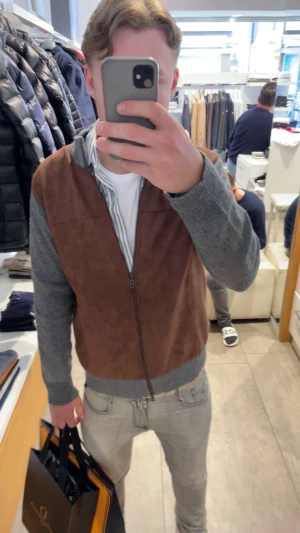 Kashmir cardigan  - Kashmir Cardigan, köpt i Italien, där den är gjord, aldrig använts. Tags finns fortfarande på. Det bruna är något mocka ish material. Sen är det Kashmir på ärmarna. Skriv vid fler frågor!