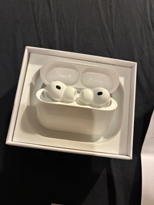 AirPods Pro 3 - Snygga och moderna AirPods Pro 3 från Apple, levereras i originalförpackning med kvitto. Trådlösa hörlurar med aktiv brusreducering och laddningsetui. Skick: mycket bra, inga synliga skador eller slitage. Perfekt för musik, samtal och träning. (OBS köpta i london)