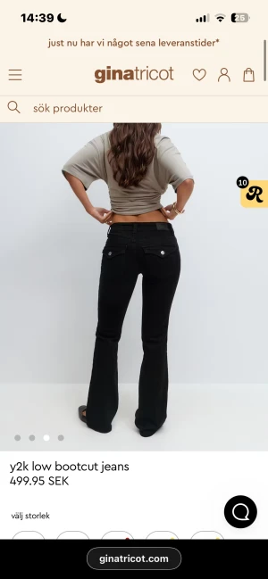 Svarta low waist bootcut jeans Gina Tricot - Säljer ett par svarta bootcut jeans från Gina Tricot med låg midja. Jeansen har snyggt utsvängda ben och silverfärgade knappar på bakfickorna. Säljer dom för att dom tyvärr inte kommer till användning🤗Har använt dom fåtal gånger🥰