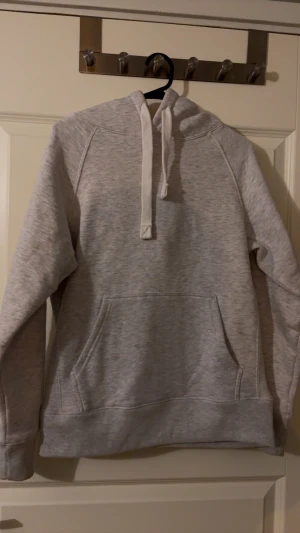 russemerch  - använd max 2 gånger men har fått lite smink på kragen men kanske går bort i tvätten, lappen är bortklippt men är i strl s