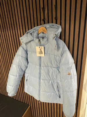 Moncler jacka baby blue storlek L - Jag säljer min Moncler jacka i färgen baby blue storleken är XL men den sitter mer som L/M