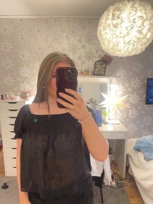 Topp med puffärm - Säljer denna fina topp.  Använd fåtal gånger