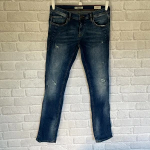 Ripped jeans  - | Ripped jeans | Bra skick | Storlek 33/32 | 
