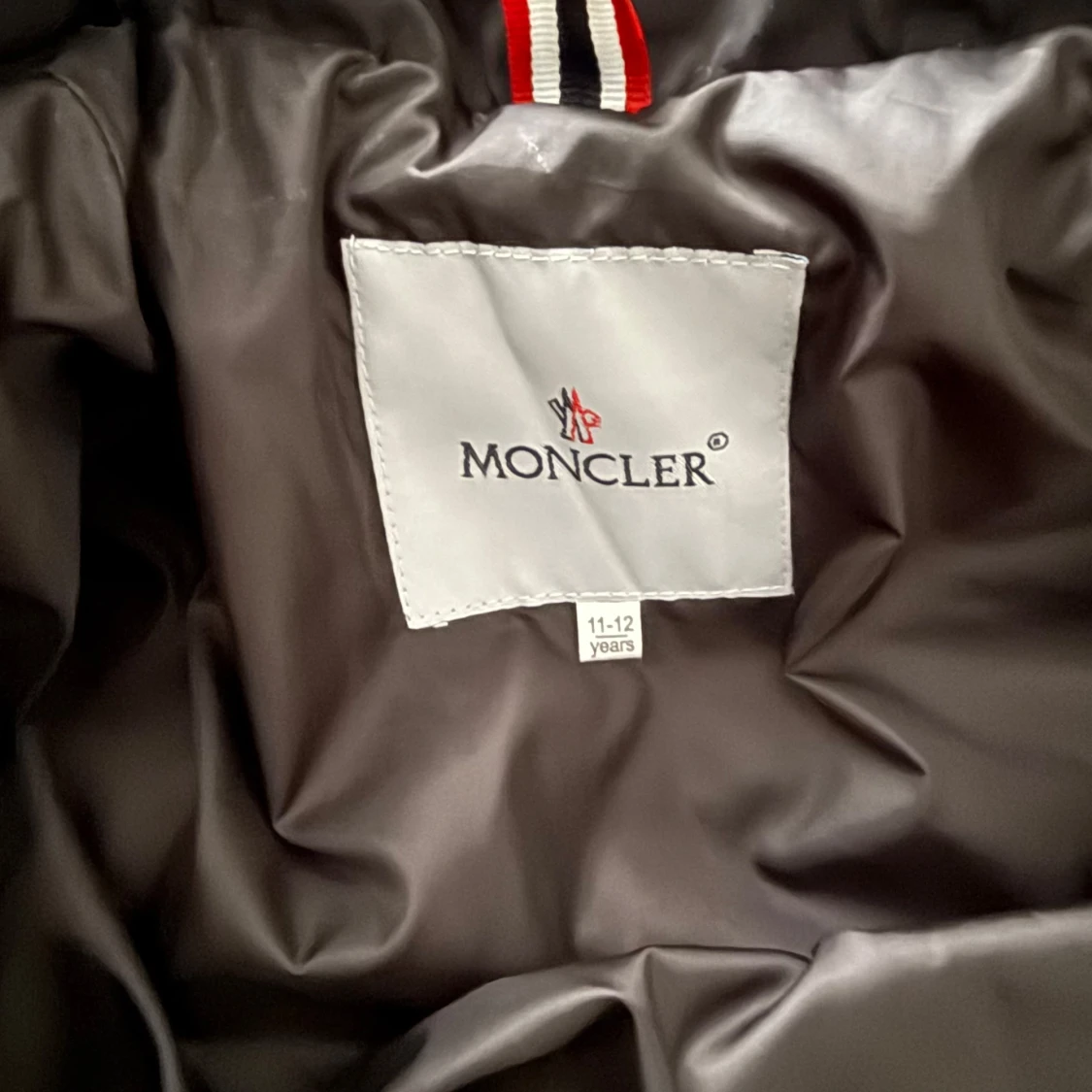 Svart dunjacka från Moncler med huva - 4