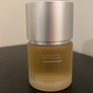 ZARA Ultra-Glitch Dystopia Parfum - Trendig parfym med noter av pastry cream delight, cashmeran och akigalawood. Perfekt för dig som vill sticka ut med en unik vibe. #Dystopia-004