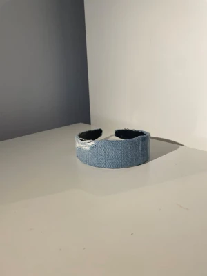 Diadem💙 - Blått diadem av återvunna jeans med slitning, och silke inuti!💙 Diademet är ca 12 cm diameter🌟