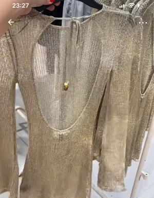  guldig klänning - Supersnygg glittrig strandklänning i guld. Tunn och lätt material med knyt i nacken. Endast använd en gång. 